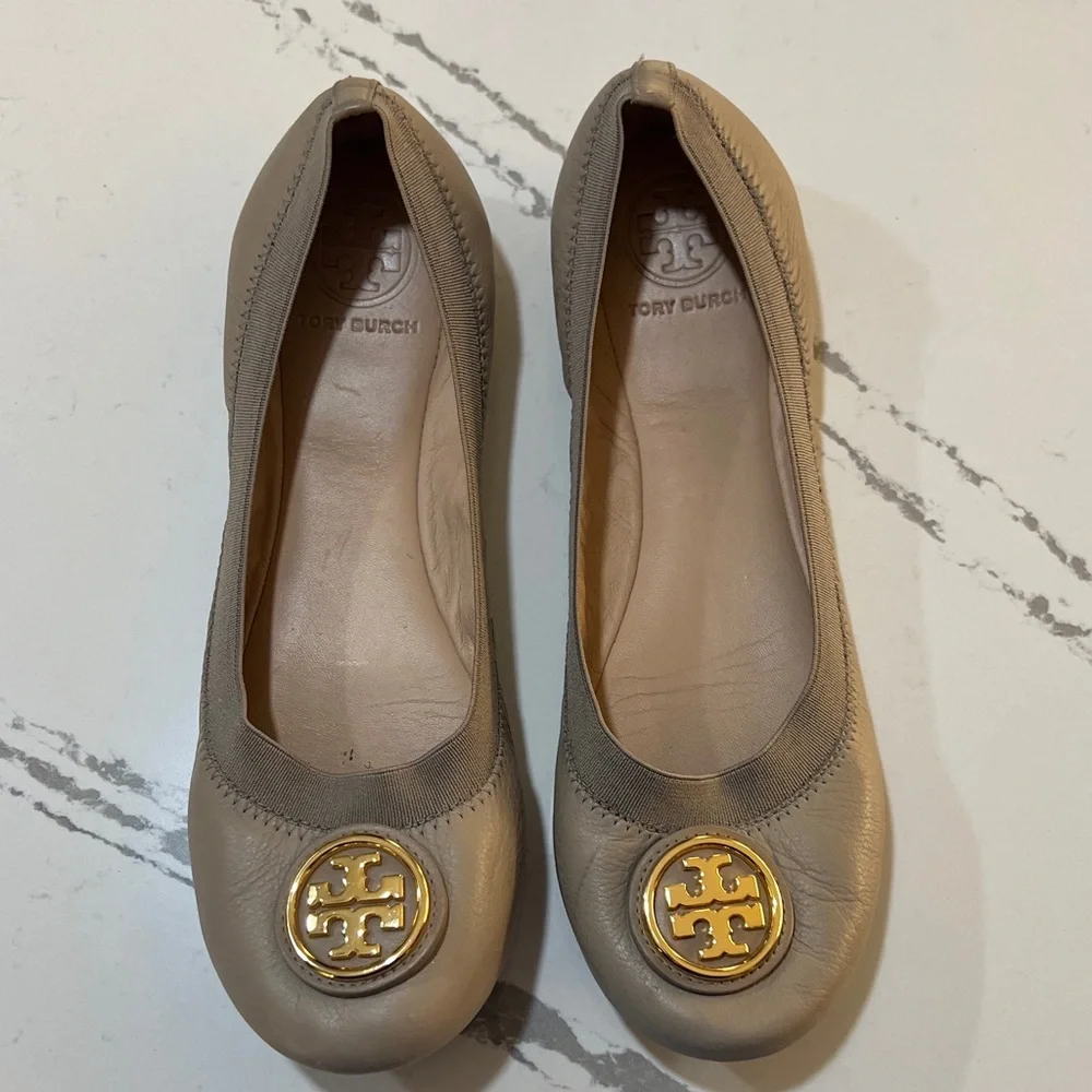 Tory Burch Women's Sand Caroline 2 Flats with Gold Logo size 8M